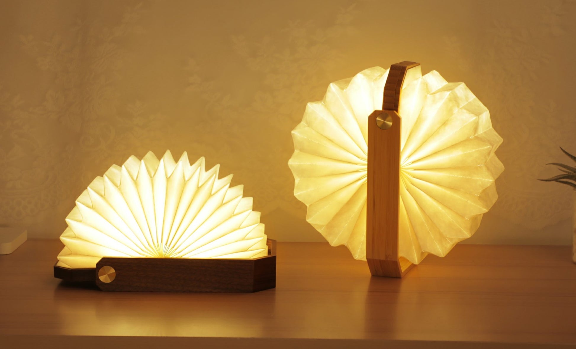Inteligentna lampa origami orzech od WABOBA AB z podświetleniem i drewnianą podstawą ustawiona na stole