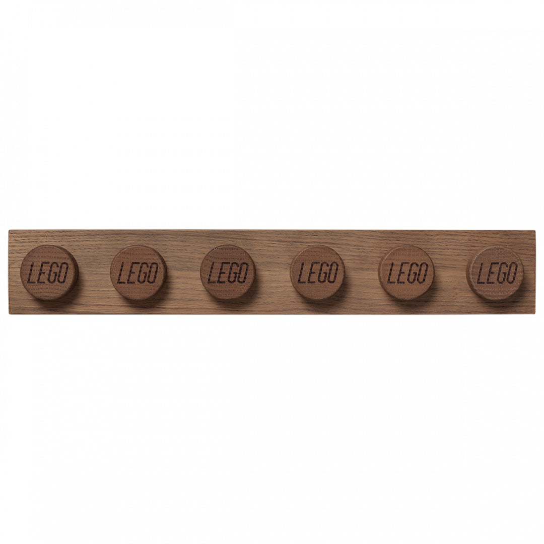 Drewniana półka LEGO z sześcioma wypukłymi elementami z wygrawerowanym logo LEGO