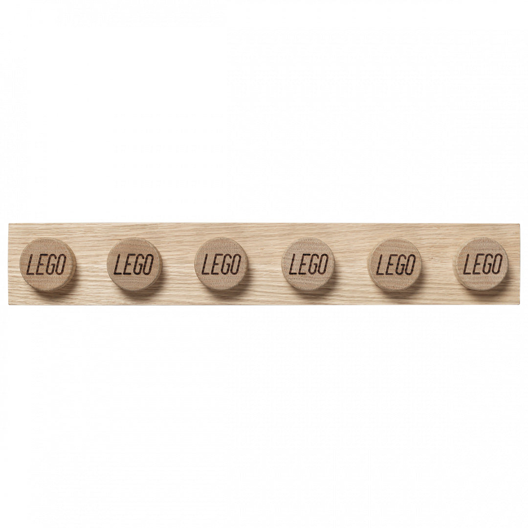 drewniana półka LEGO z sześcioma okrągłymi uchwytami z napisem LEGO