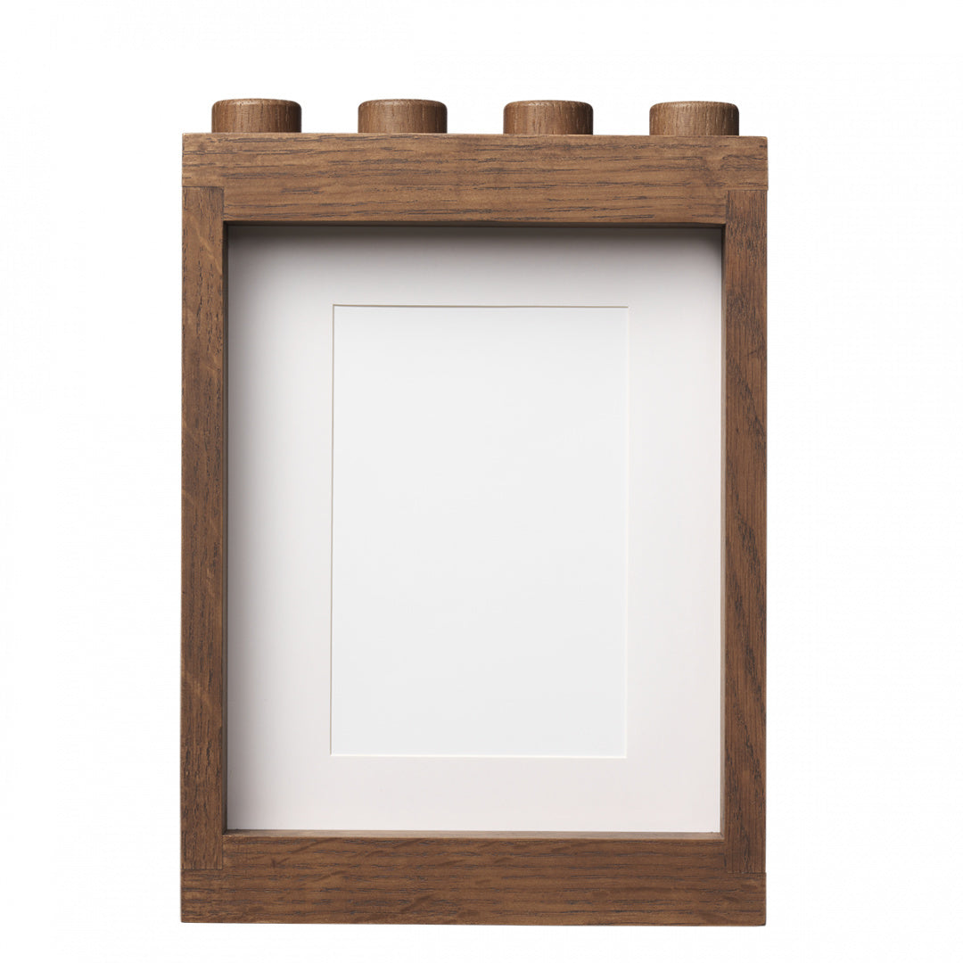 Drewniana ramka LEGO na zdjęcia w brązowym kolorze z unikalnym kształtem imitującym klocki LEGO