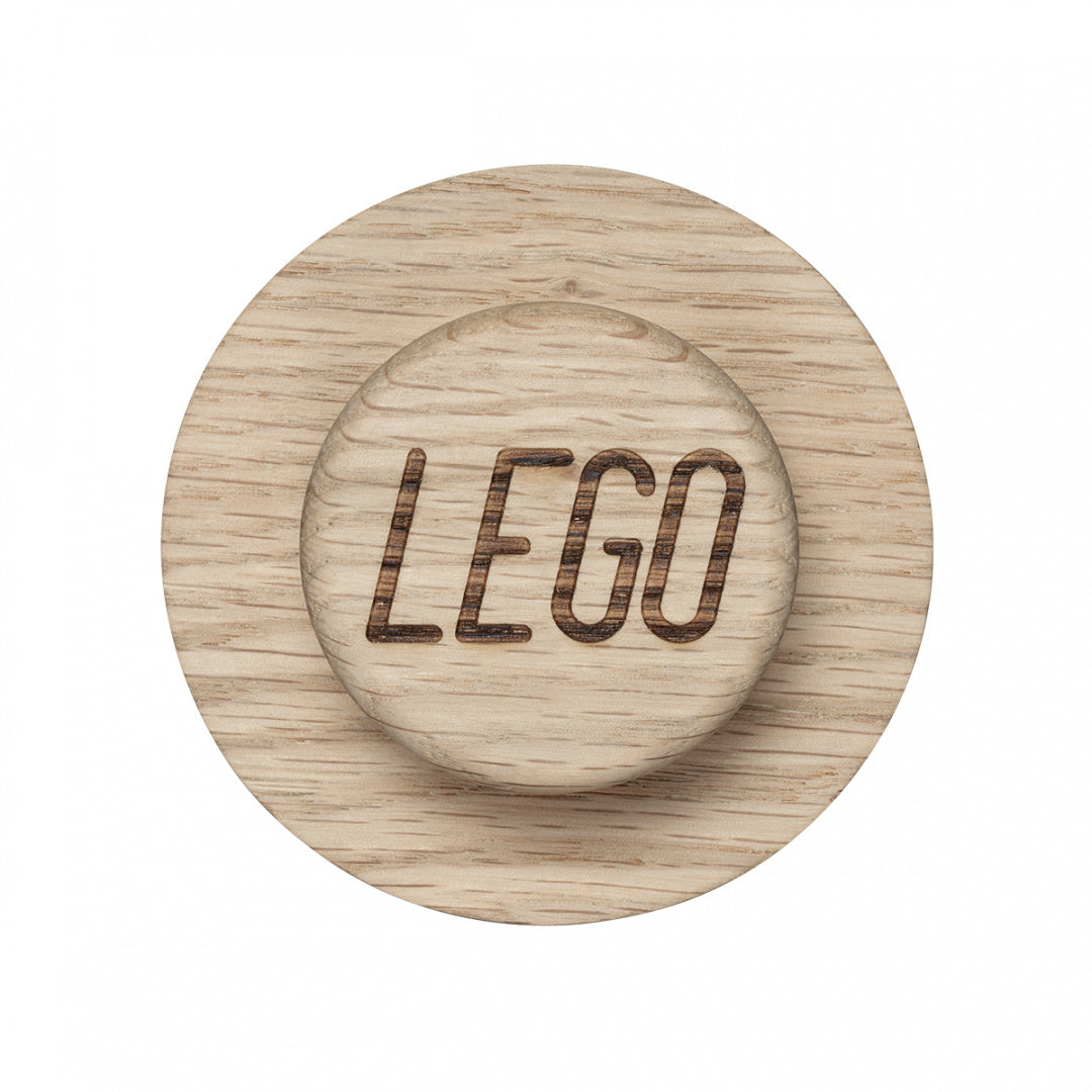 Drewniany wieszak LEGO z wygrawerowanym logo na jasnym naturalnym drewnie