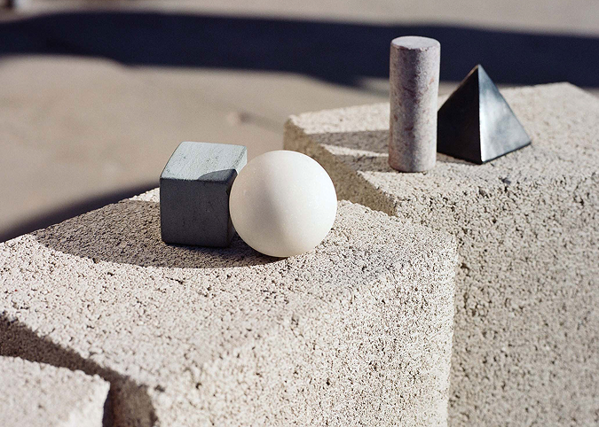 Zestaw kostek do napojów design w kształcie kuli, walca, sześcianu i piramidy od Areaware