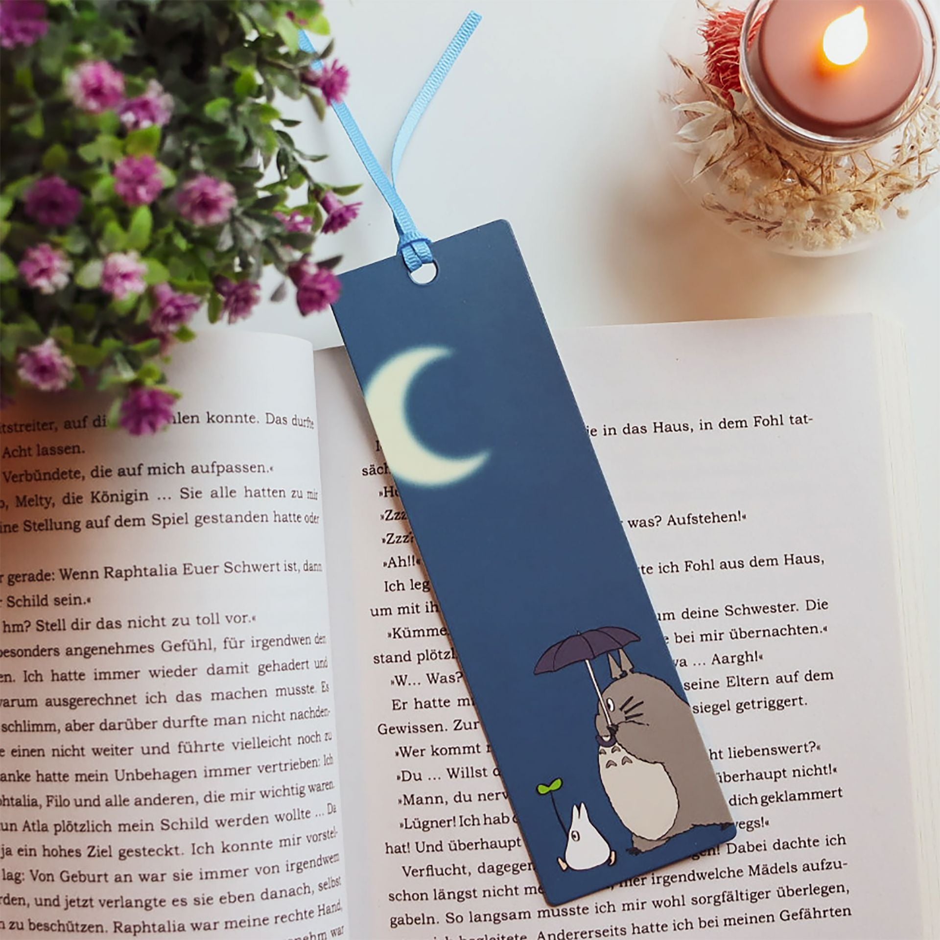 Zakładka My Neighbor Totoro z postacią Totoro pod parasolką pod księżycem do książek