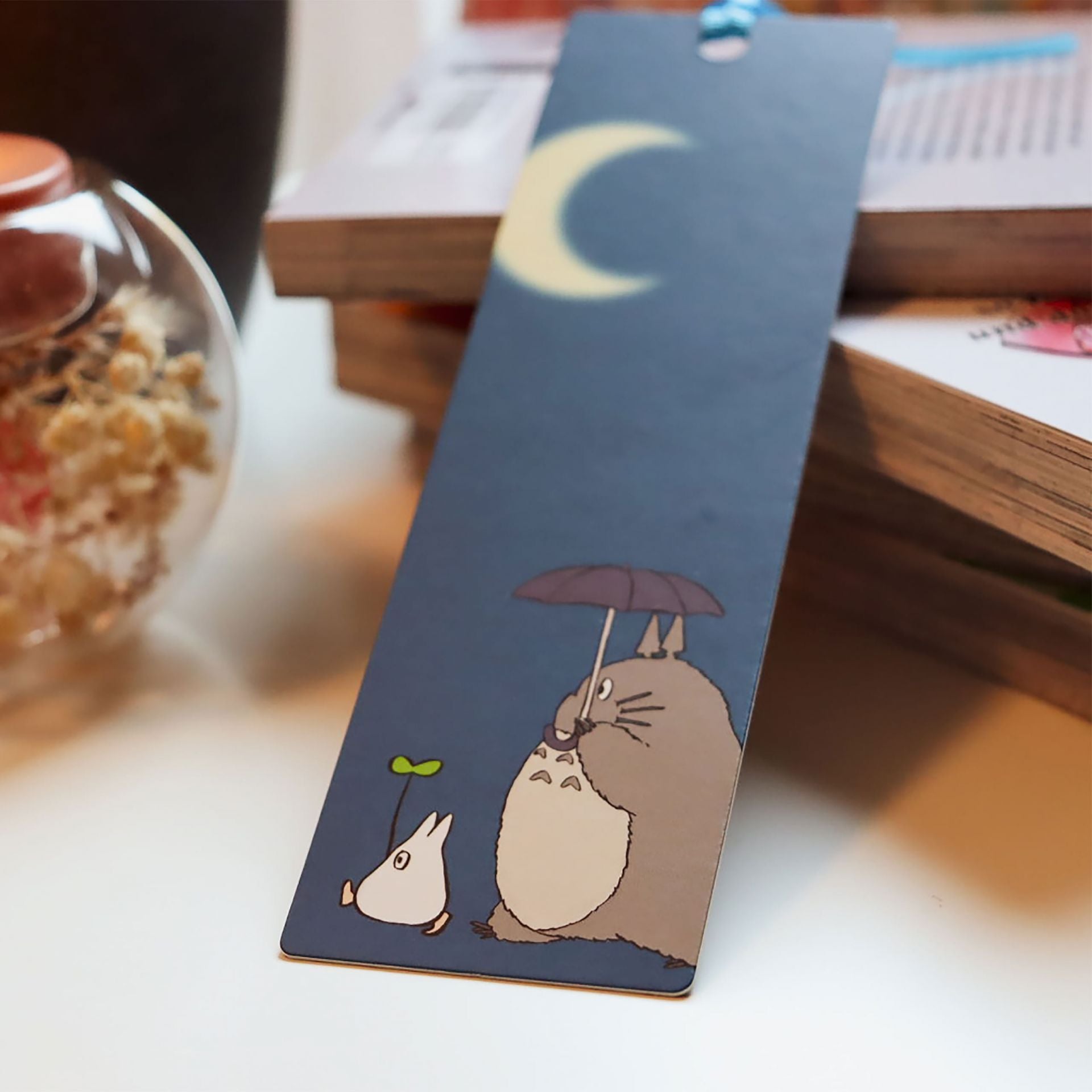 Zakładka My Neighbor Totoro z ilustracją Totoroo i postacią z parasolem pod księżycem