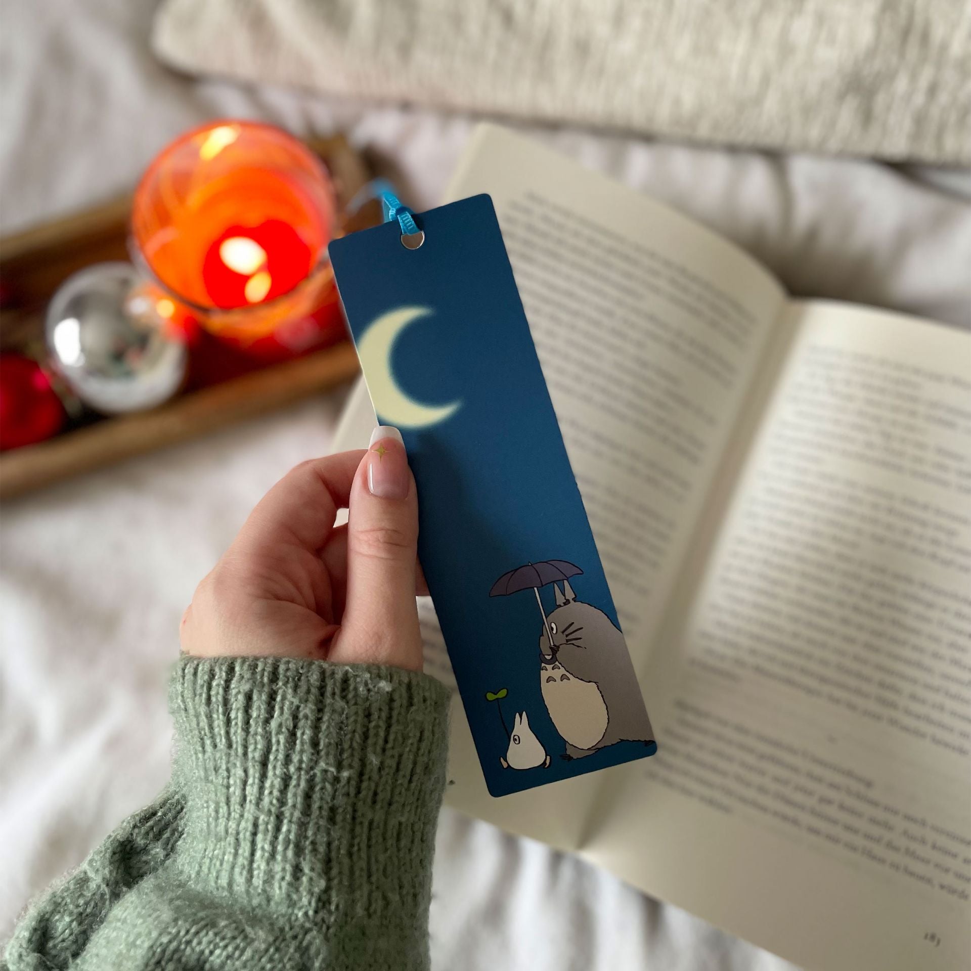 Ręcznie trzymana zakładka My Neighbor Totoro z postaciami Totoro i księżycem na granatowym tle