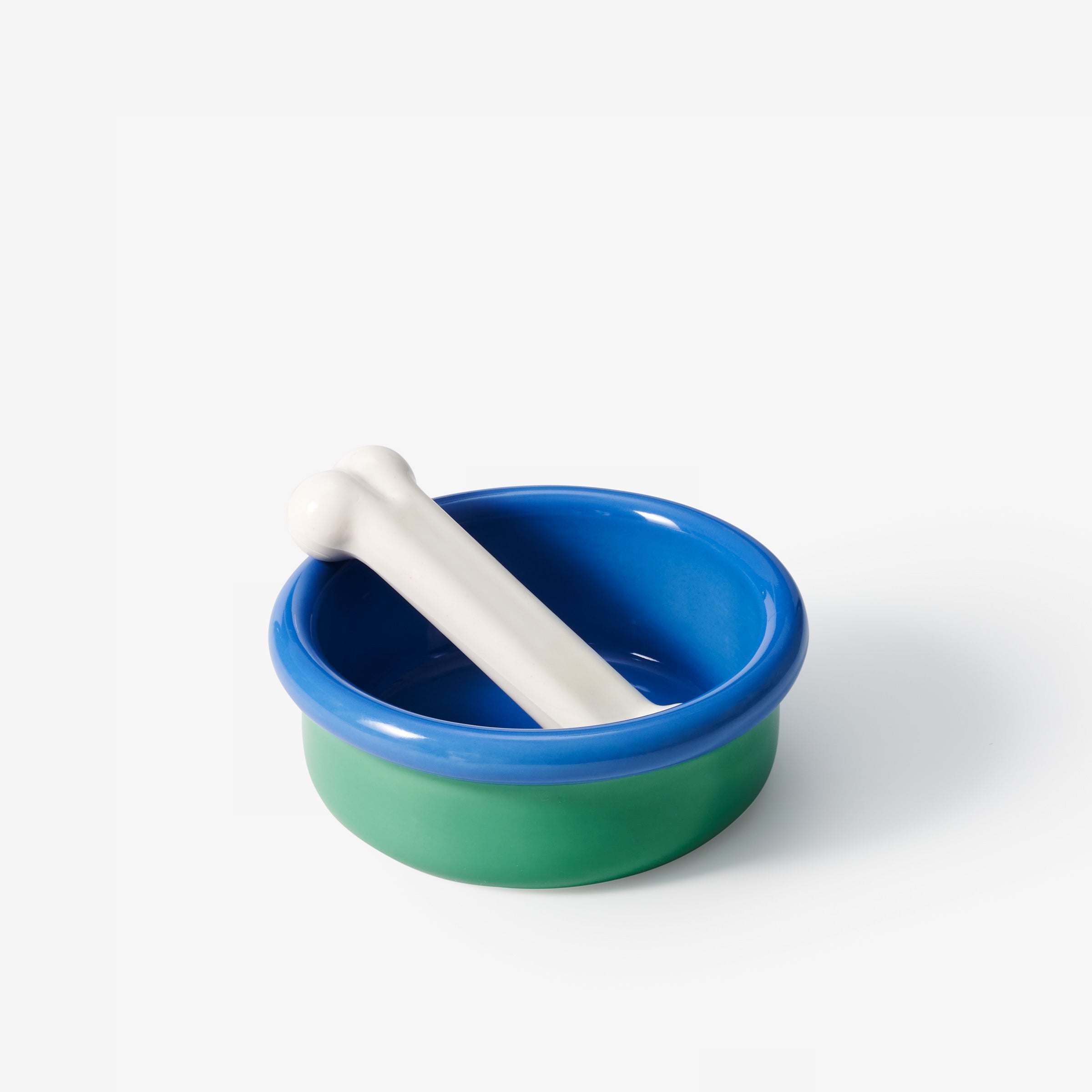 Zestaw miseczek dla zwierząt marki Areaware z niebiesko-zieloną miską i białą kością