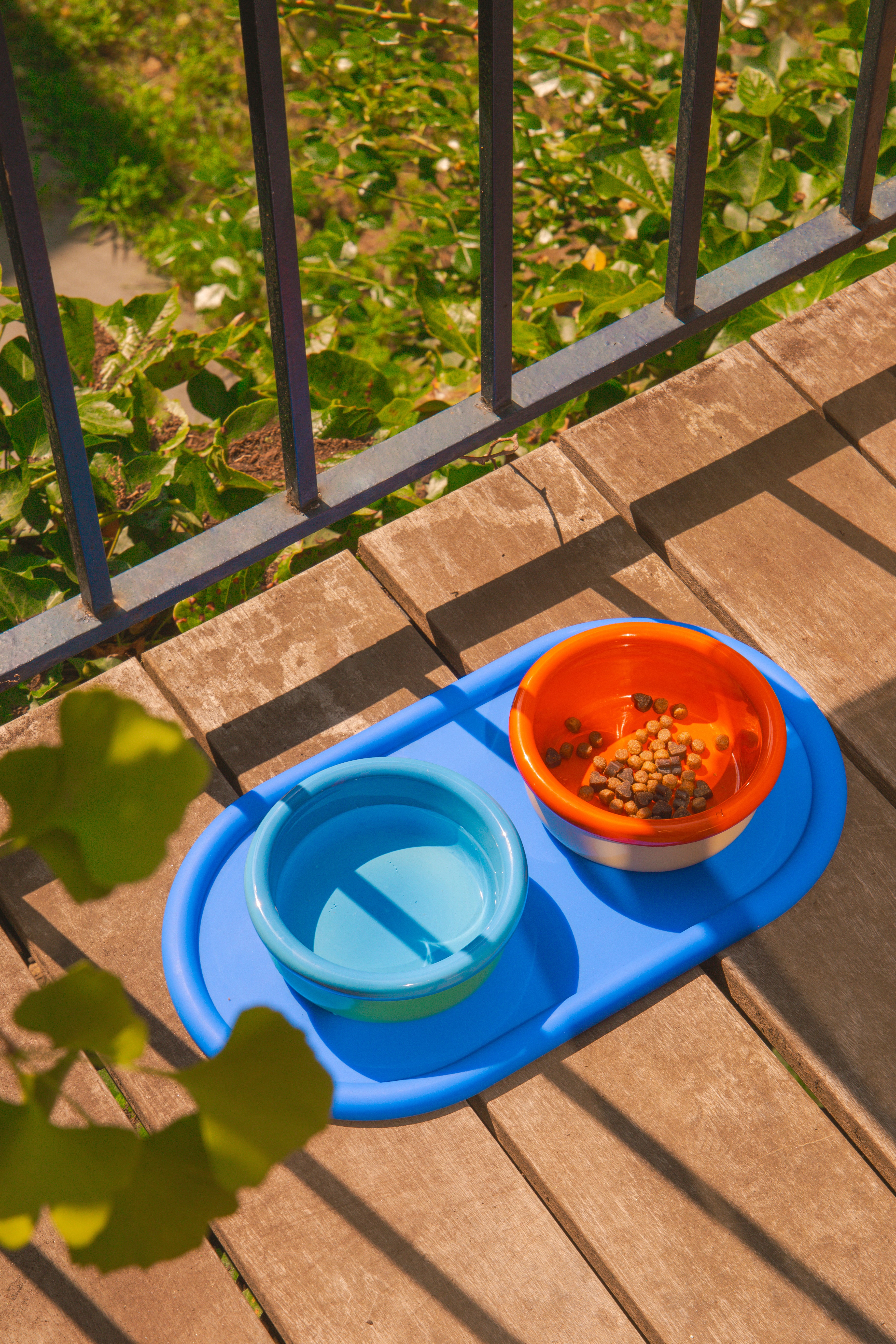 Zestaw miseczek dla zwierząt Areaware, niebieska taca z dwoma kolorowymi miskami na jedzenie i wodę