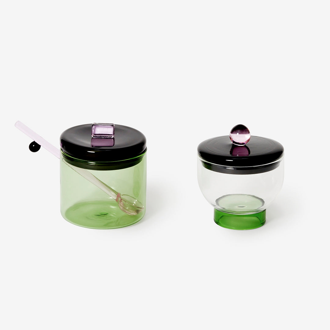 Przezroczysta miseczka na cukier Areaware z zieloną podstawą i czarną pokrywką z różowym uchwytem