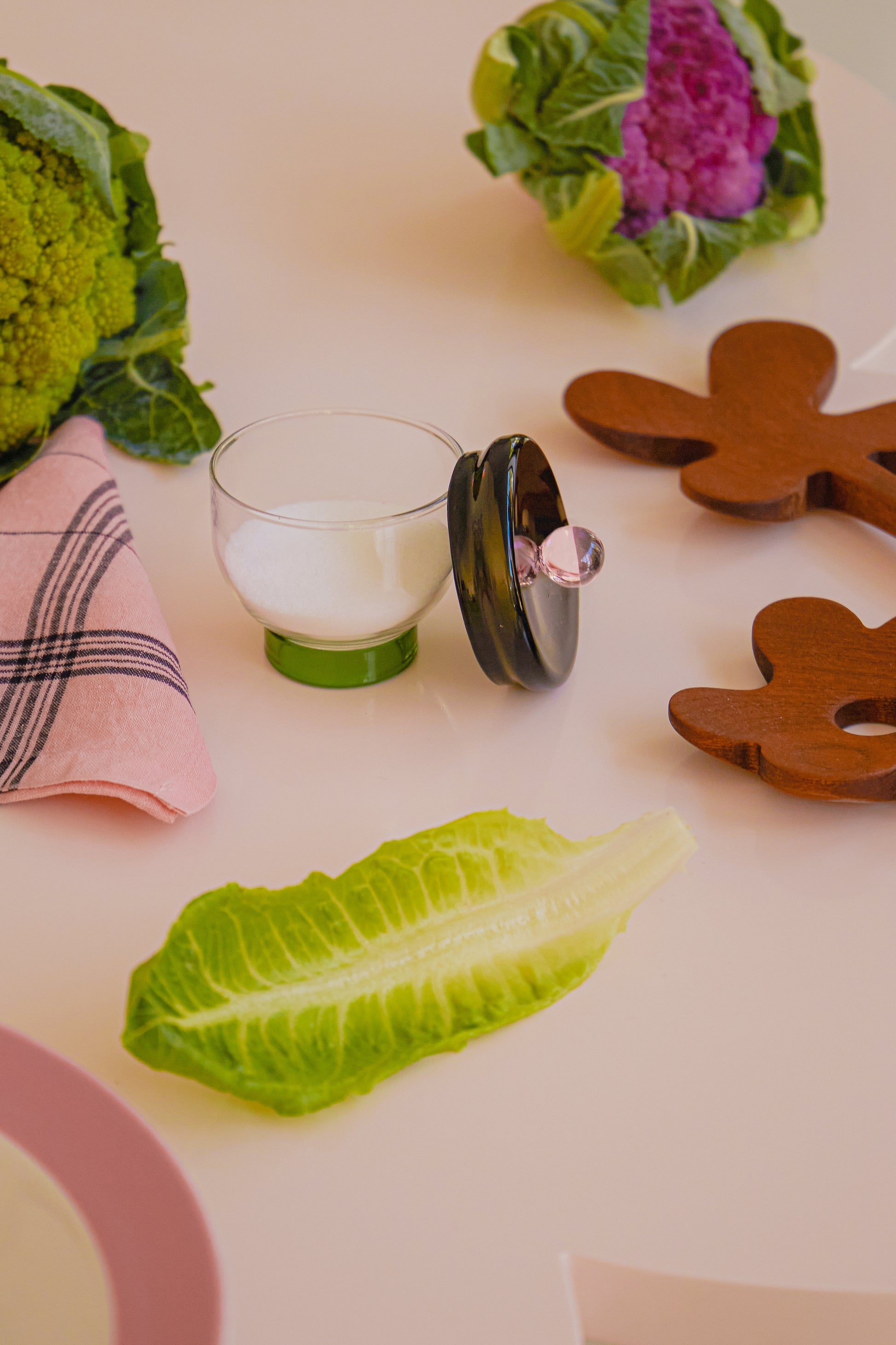 Areaware miseczka na sól szklana z pokrywką na białym stole z warzywami i serwetką