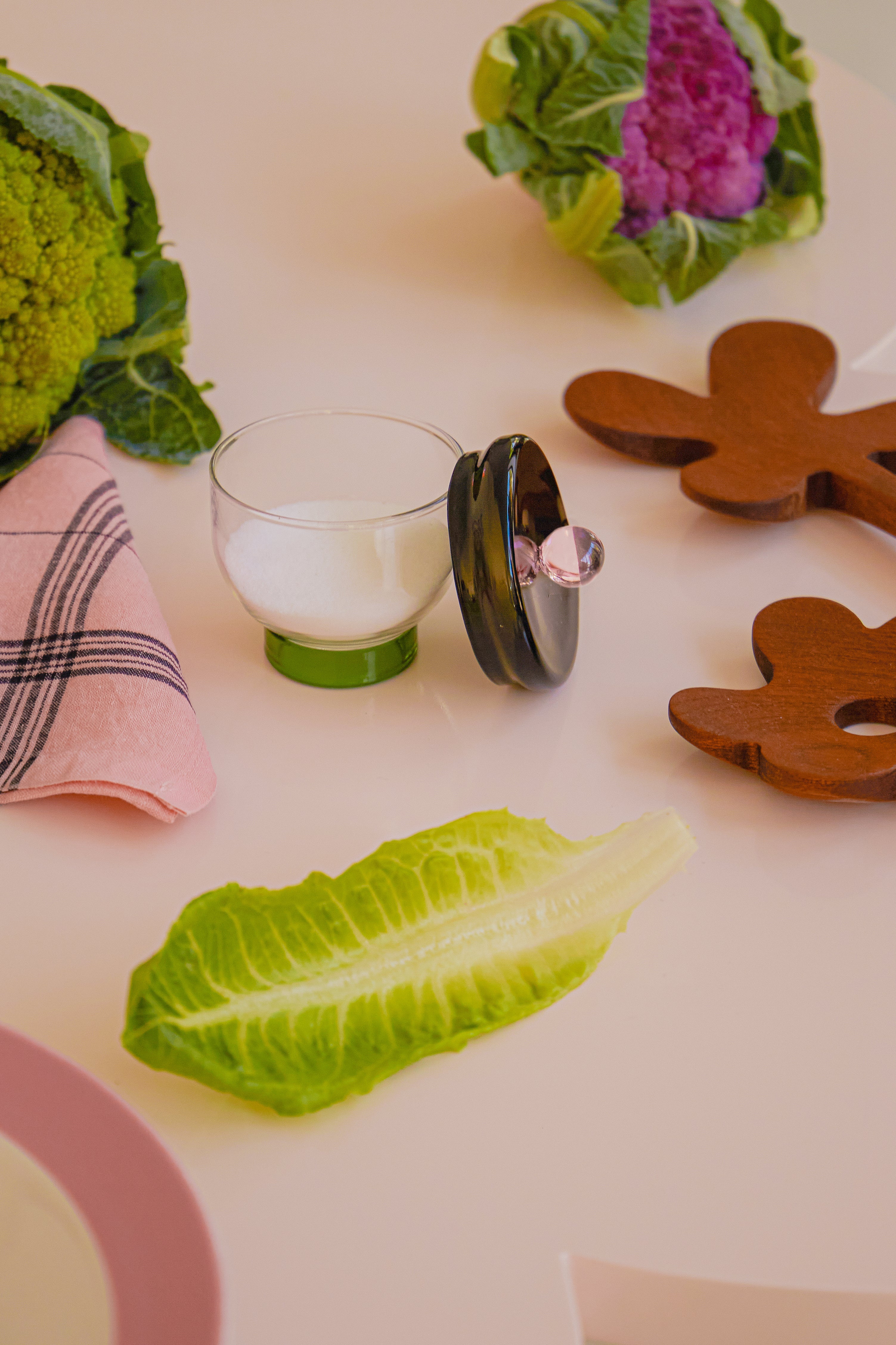 Areaware miseczka na sól szklana z pokrywką na białym stole z warzywami i serwetką