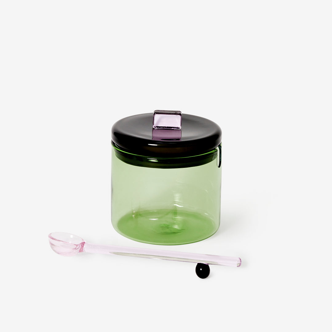 Przezroczysta zielona miseczka na cukier Areaware z czarną pokrywką i różową łyżeczką
