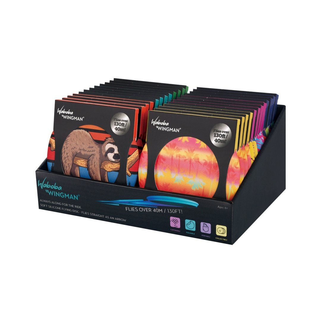 Zestaw frisbee Waboba Wingman w różnych kolorach i wzorach w stojaku sprzedażowym