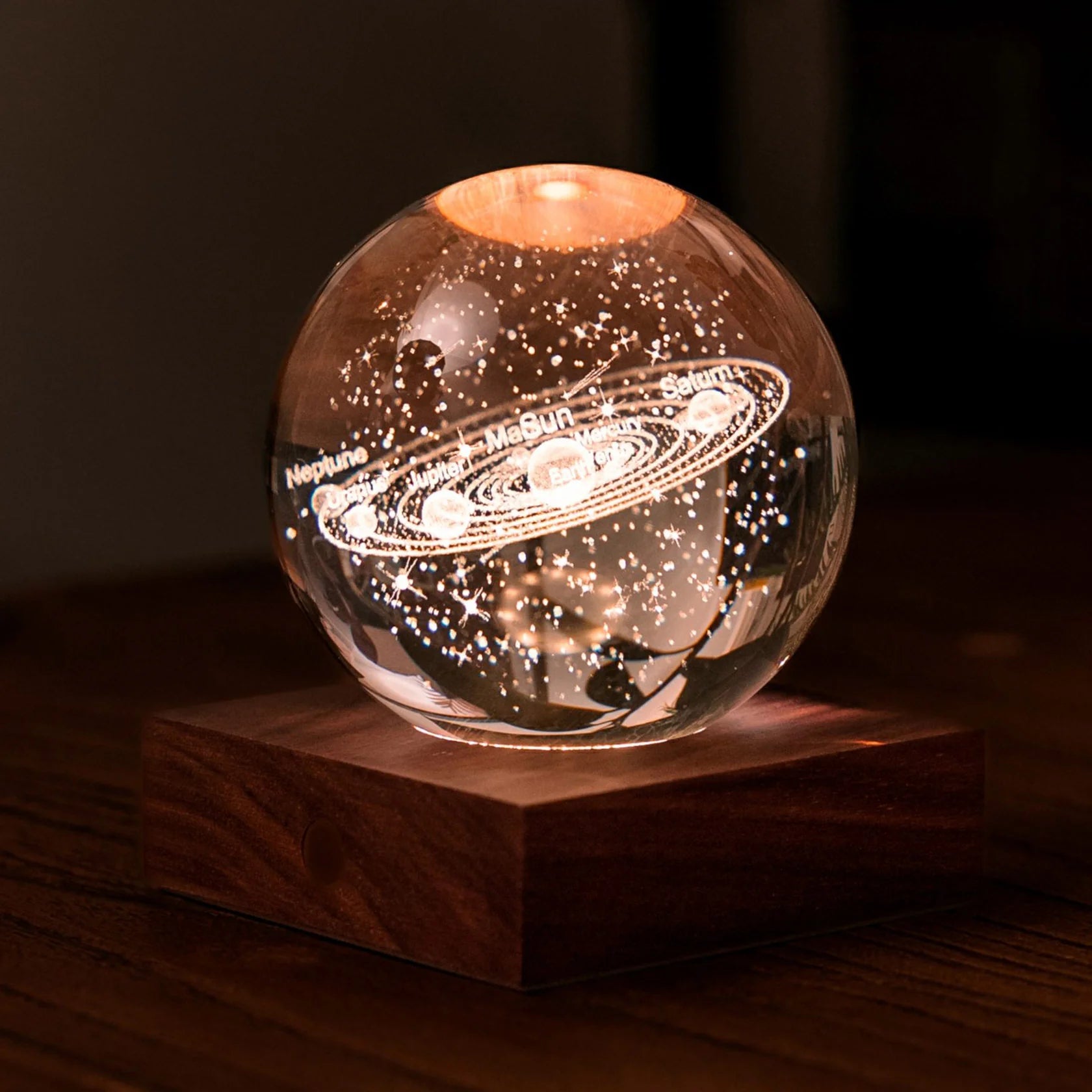 Lampka nocna układ słoneczny w formie szklanej kuli z podświetleniem na drewnianej podstawie