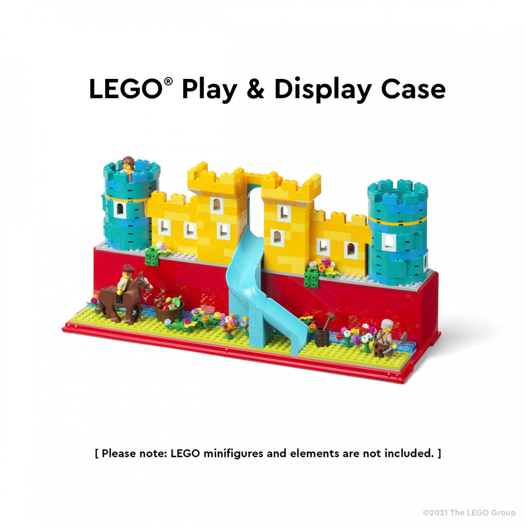 Czerwona gablotka na LEGO do zabawy i ekspozycji zestawów LEGO z zamkiem i zjeżdżalnią