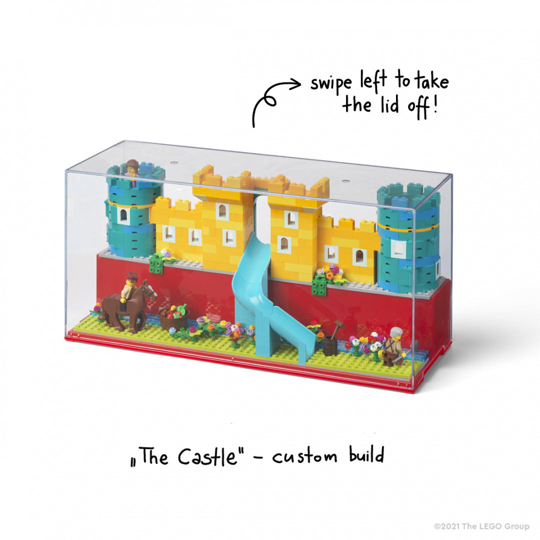 Gablotka na LEGO czerwona z przezroczystą pokrywą do prezentacji zestawów LEGO z zamkiem