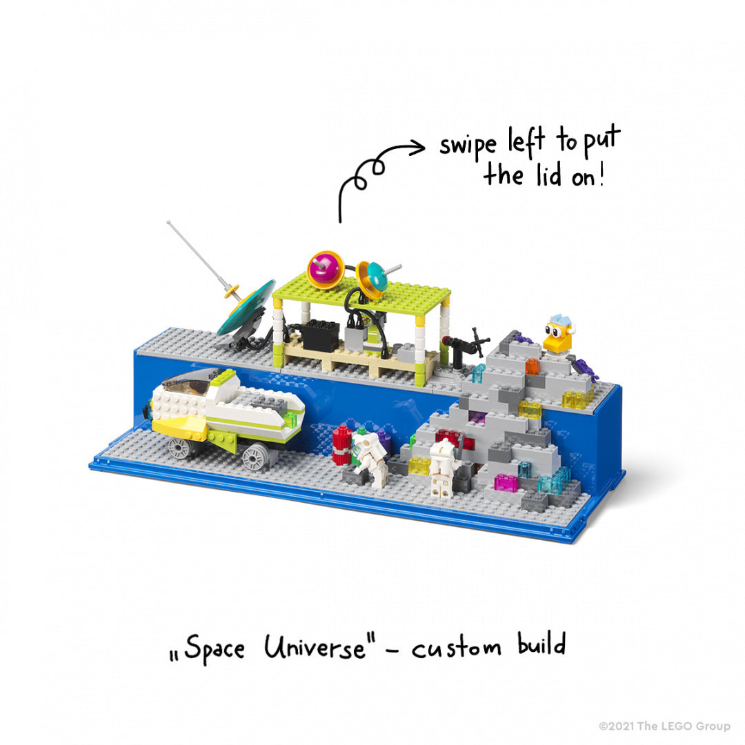 Gablotka na LEGO z platformą w kolorze niebieskim z modelem statku kosmicznego i figurkami w zestawie Space Universe