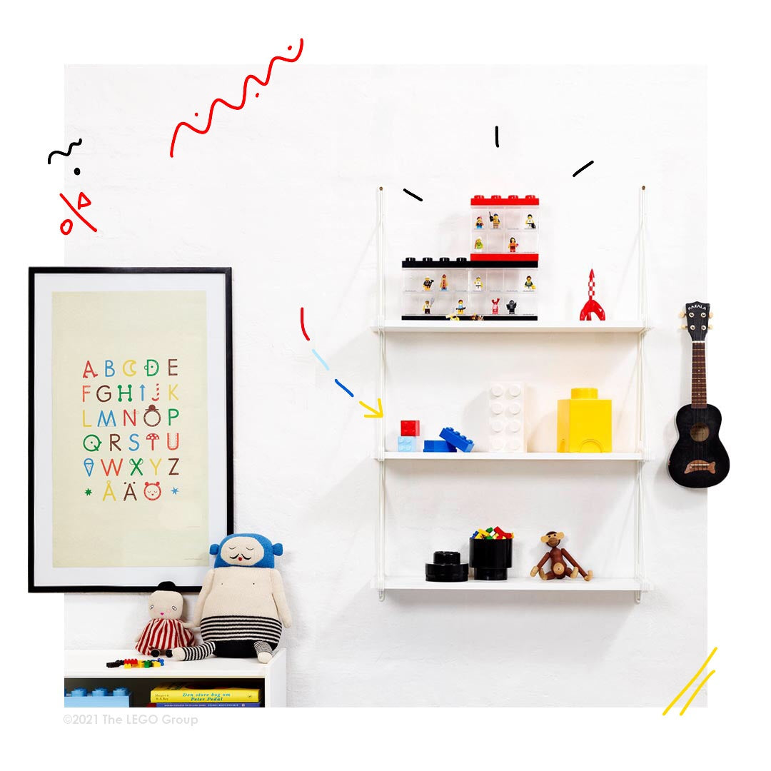 Biała gablotka na minifigurki LEGO z kolorowymi minifigurkami na ścianie w pokoju dziecięcym