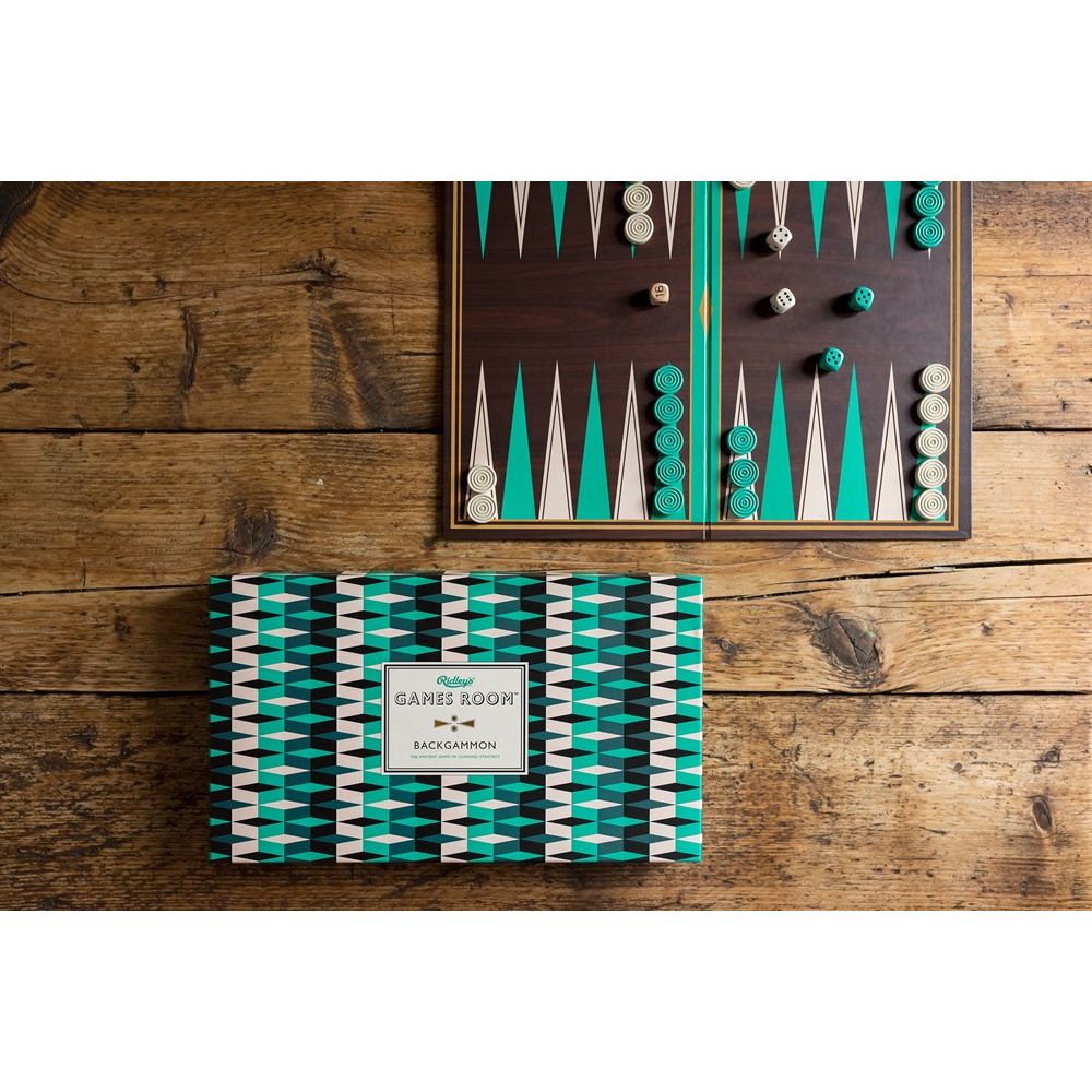 backgammon gra planszowa Ridleys w stylowym opakowaniu z planszą i pionkami na drewnianym stole