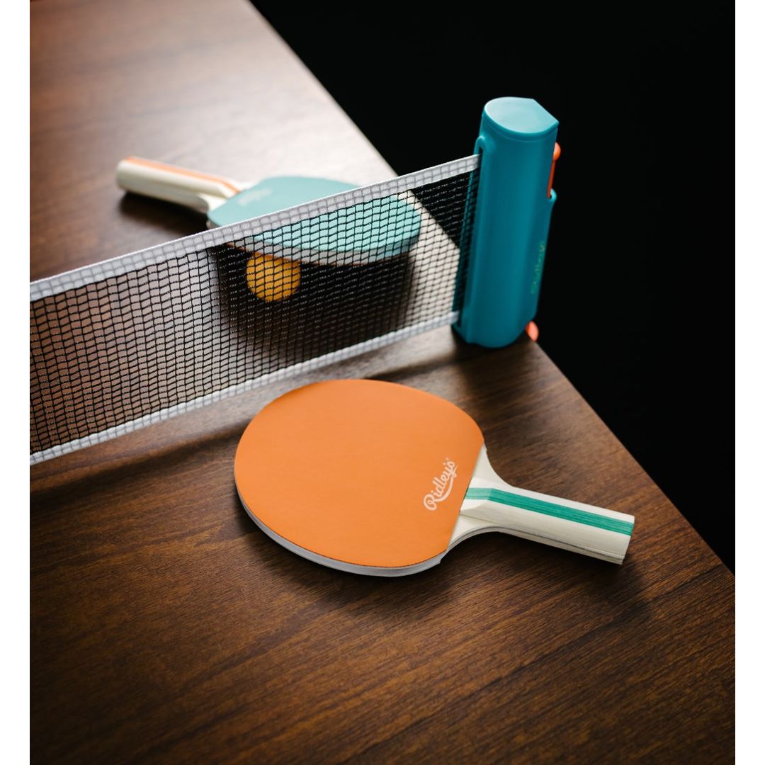 Przenośny zestaw do tenisa stołowego BV JACOB COMPANY z rakietkami i siatką na drewnianym stole