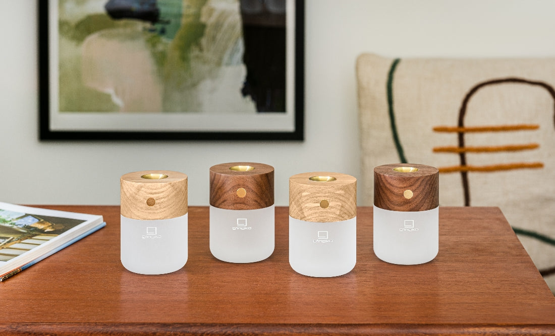 Inteligentna lampa z dyfuzorem w drewnianej obudowie na stole w nowoczesnym wnętrzu