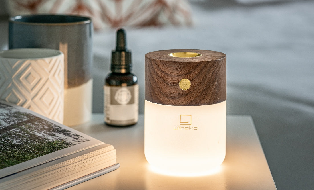 Inteligentna lampa z dyfuzorem WABOBA AB z drewnianą górą i białym podświetleniem na biurku