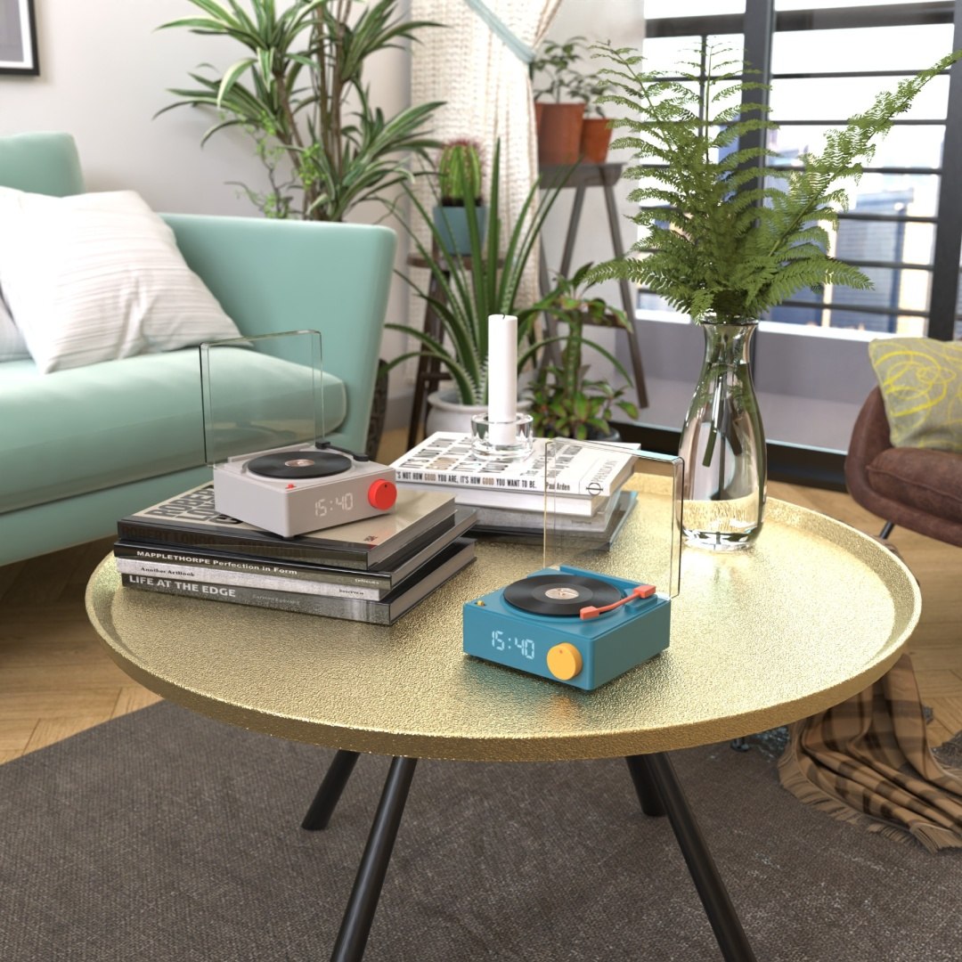 Głośnik z budzikiem gramofon LOQI w szarym i niebieskim kolorze na stoliku kawowym w nowoczesnym salonie