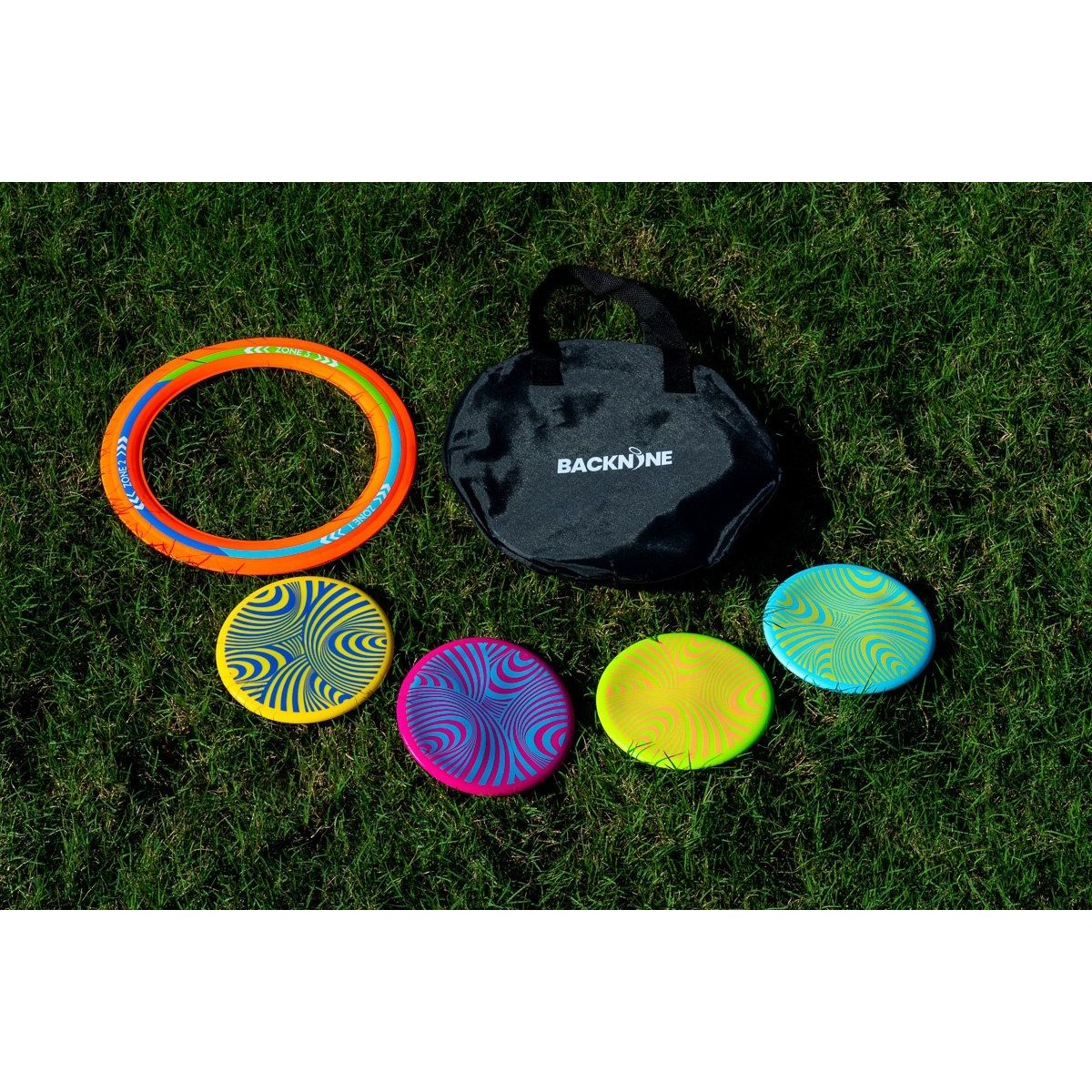 Zestaw do gry Waboba Backnine z kolorowymi dyskami, obręczami i czarną torbą na trawie