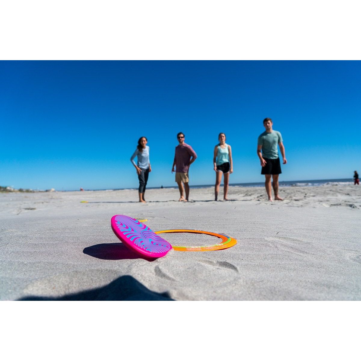 Gra Waboba Backnine z kolorową piłką do odbijania na plaży w trakcie gry czterech osób