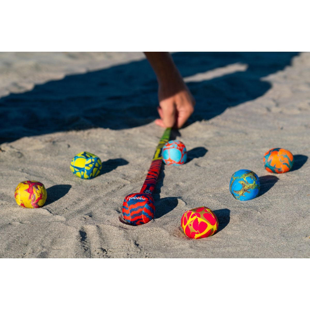 Gra zręcznościowa Waboba Flungle z kolorowymi piłkami na piasku i kijem do rzucania BV JACOB COMPANY