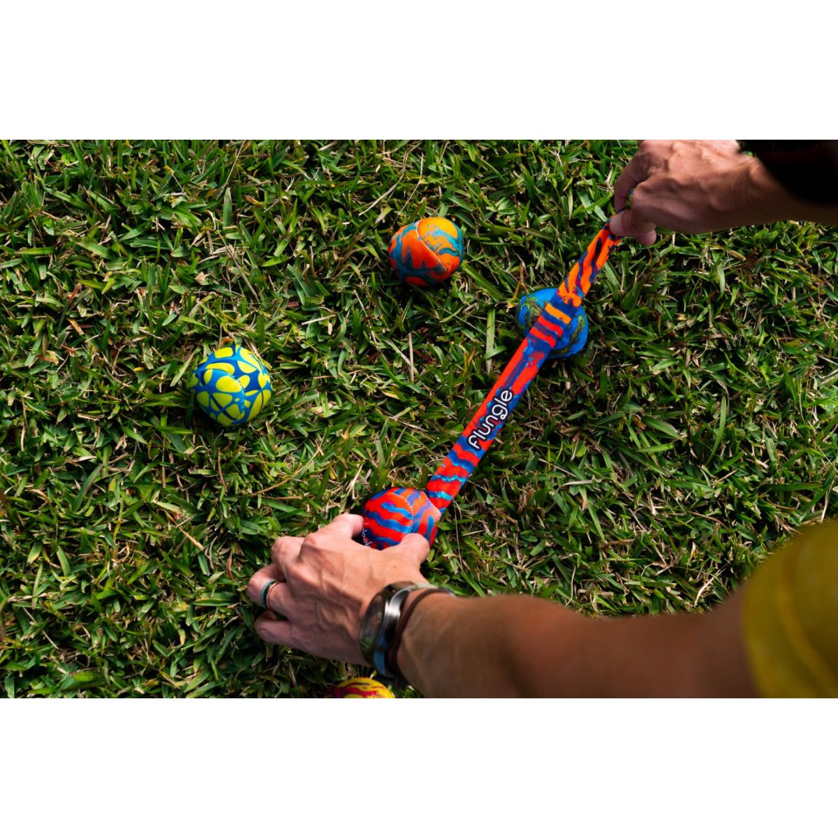 Gra zręcznościowa Waboba Flungle z kolorowymi piłkami na trawie podczas rozgrywki