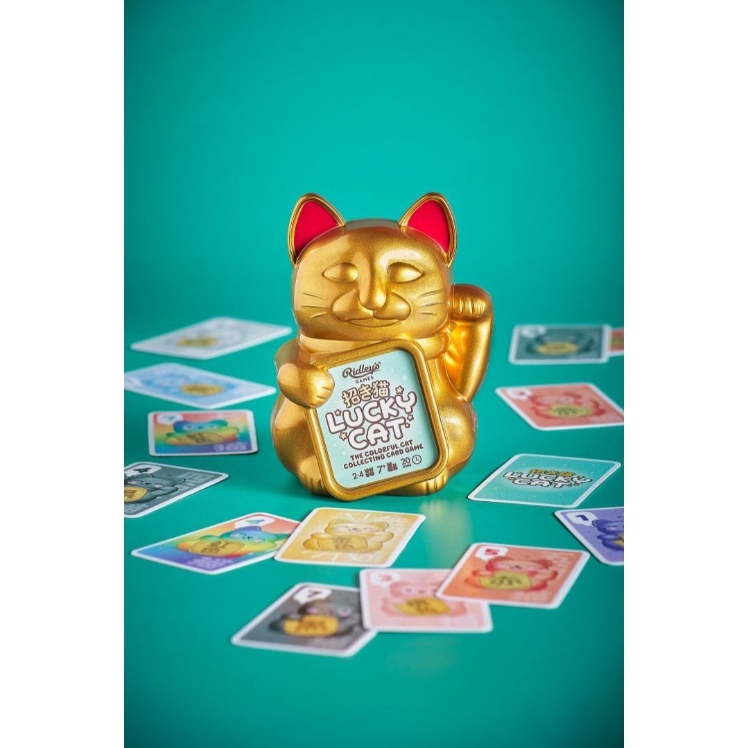Złota figurka kota Maneki-neko otoczona kartami do gry karcianej Lucky Cat od BV JACOB COMPANY