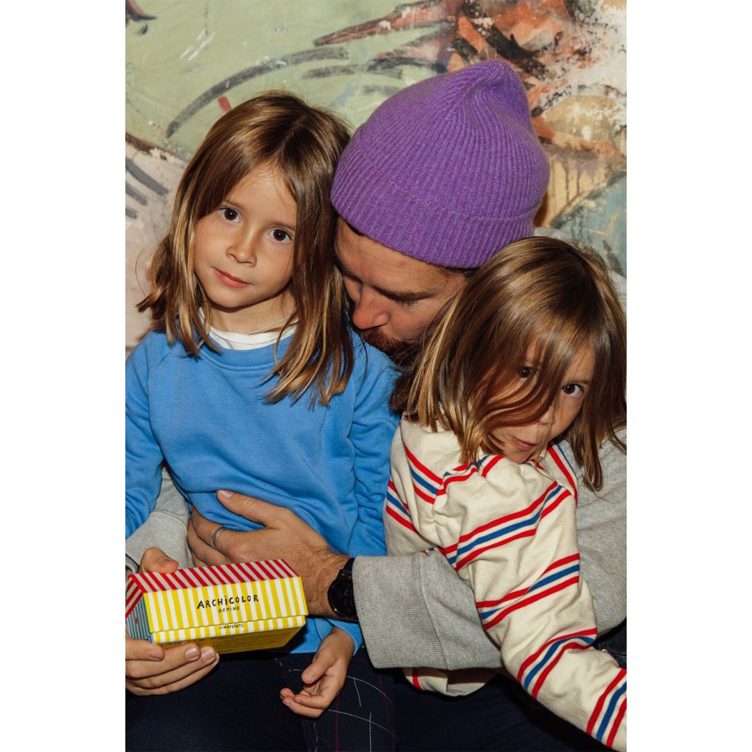 Dzieci trzymające kolorowe pudełko z grą memory domki dla dzieci od BV JACOB COMPANY