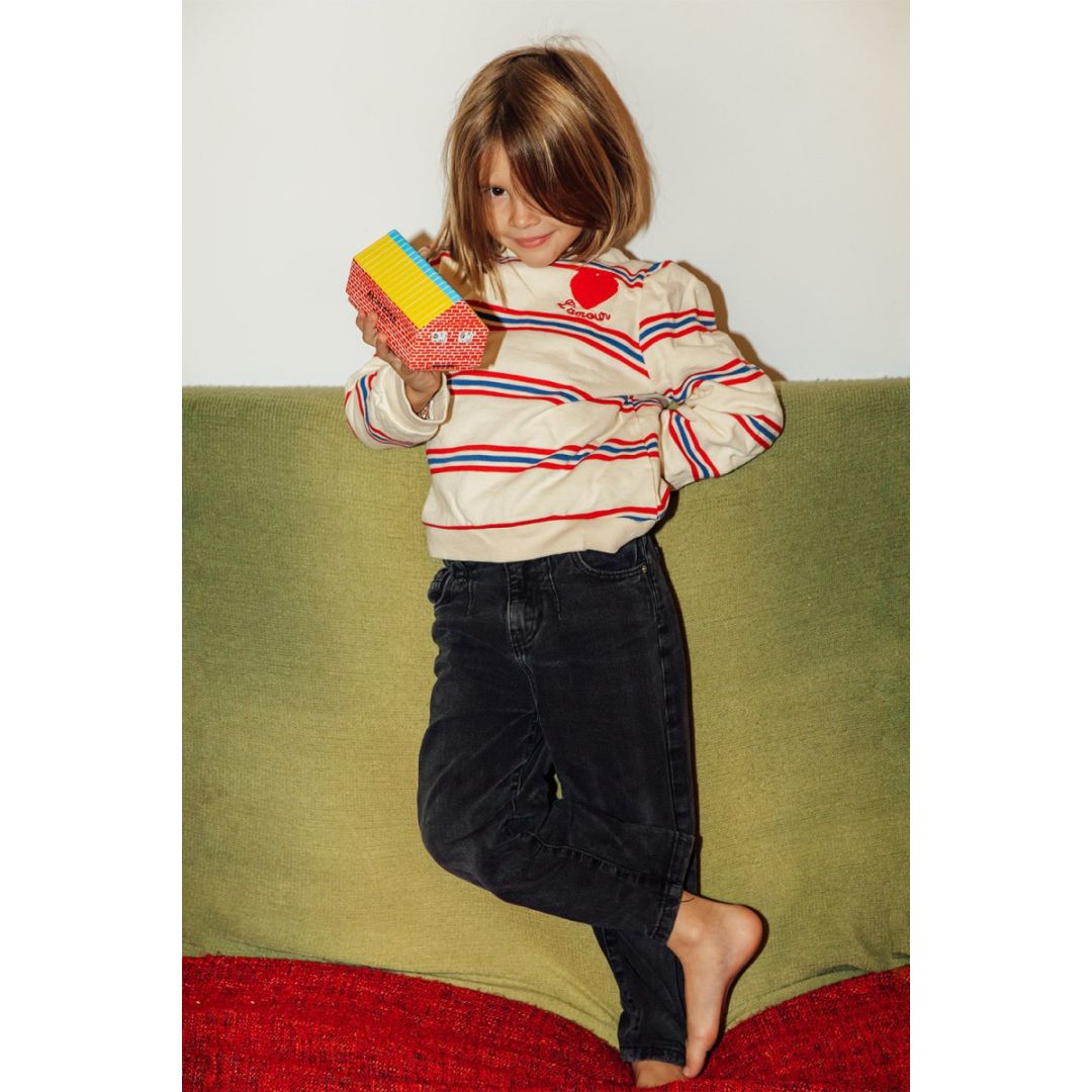 Dziewczynka bawi się kolorową grą memory domki dla dzieci z firmy BV JACOB COMPANY