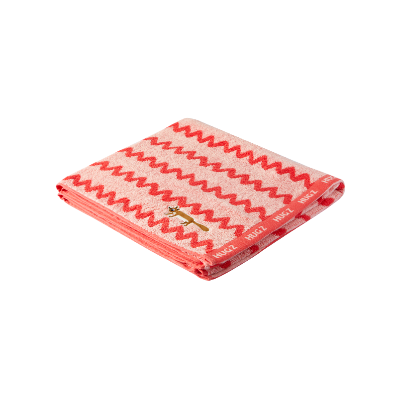 Ręcznik kąpielowy dla dzieci różowy z falistym wzorem i logo HUGZ na brzegu