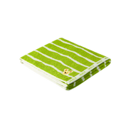 Zielony ręcznik kąpielowy dla dzieci z białymi paskami i haftowanym motywem zwierzątka