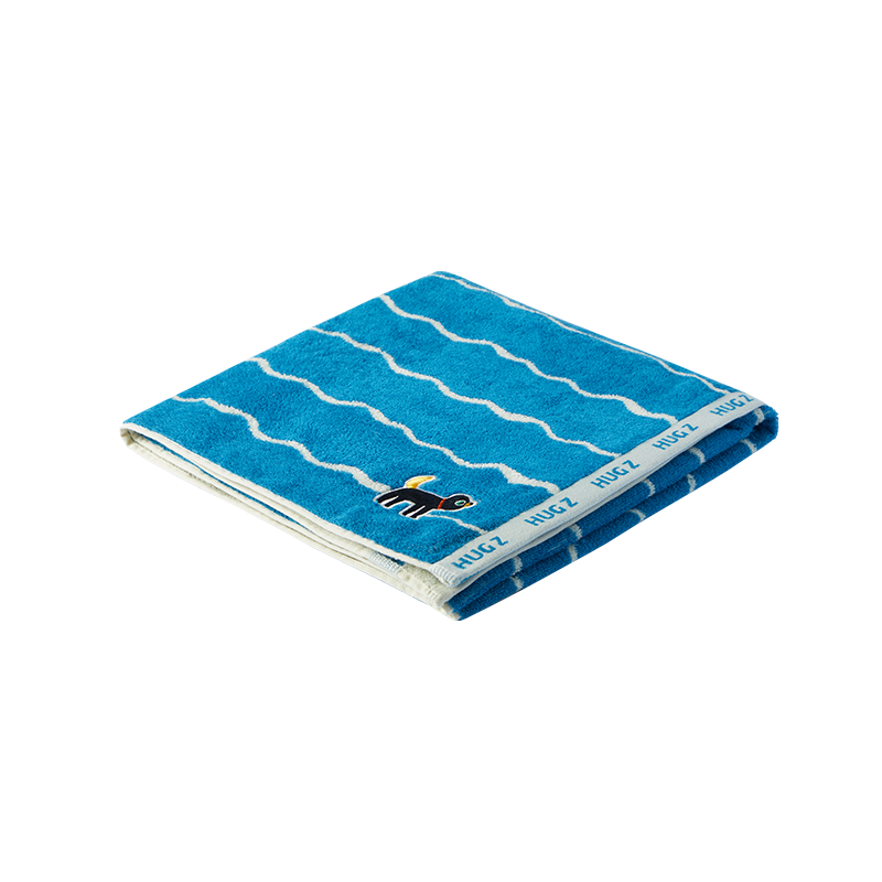 Niebieski ręcznik kąpielowy dla dzieci granatowy z wzorem fal i logo HUGZ