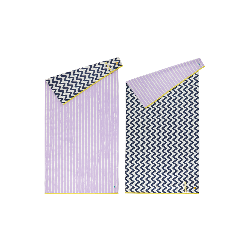 Dwustronny ręcznik szybkoschnący MOB z różowymi paskami i falistym granatowym wzorem