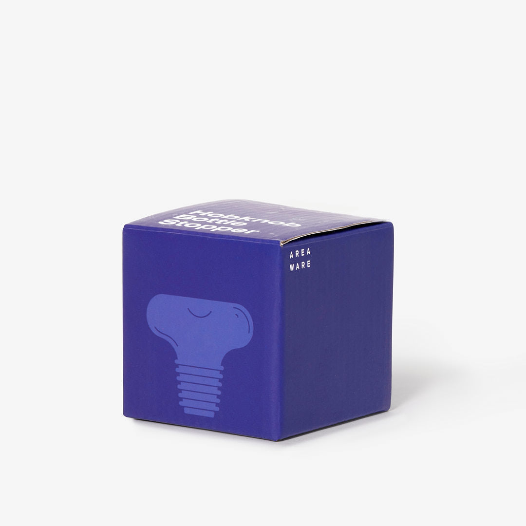 KoreK do butelek niebieski od Areaware w niebieskim opakowaniu z ilustracją