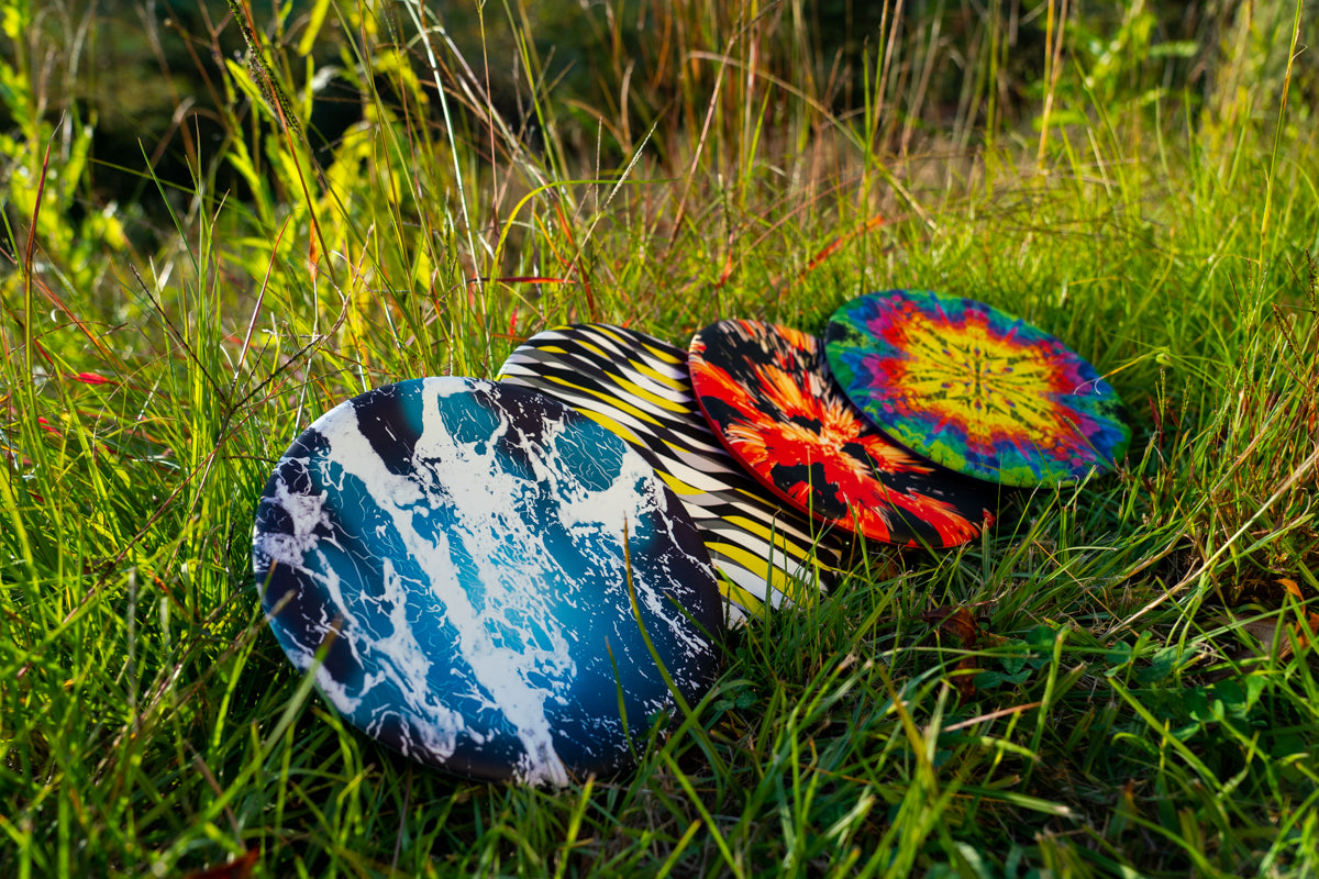 Kolorowe frisbee Waboba Wingman Pro leżące na trawie w naturalnym otoczeniu