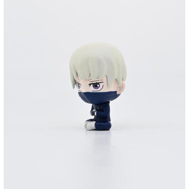 Figurka bobble head Jujutsu Kaisen z jasnymi włosami i maską na twarzy w granatowym stroju