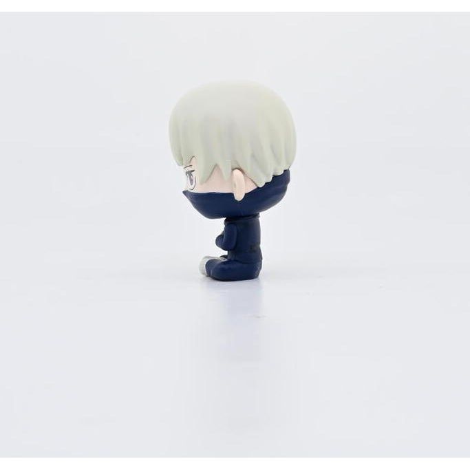 Bobble head Jujutsu Kaisen figurka przedstawiająca postać z jasnymi włosami w ciemnym stroju