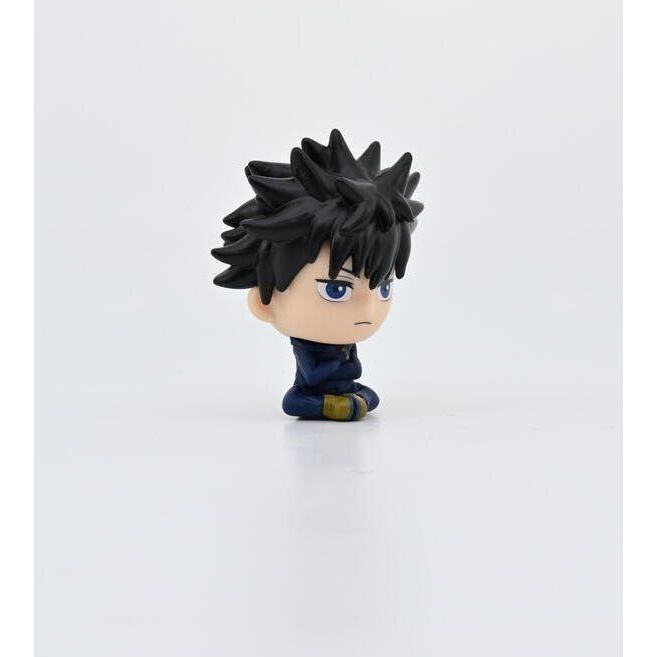 Bobble head Jujutsu Kaisen figurka z czarnymi włosami i niebieskimi oczami na białym tle