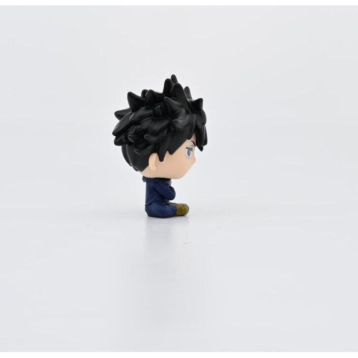 Figurka bobble head Jujutsu Kaisen z czarnymi włosami i granatowym ubraniem na białym tle