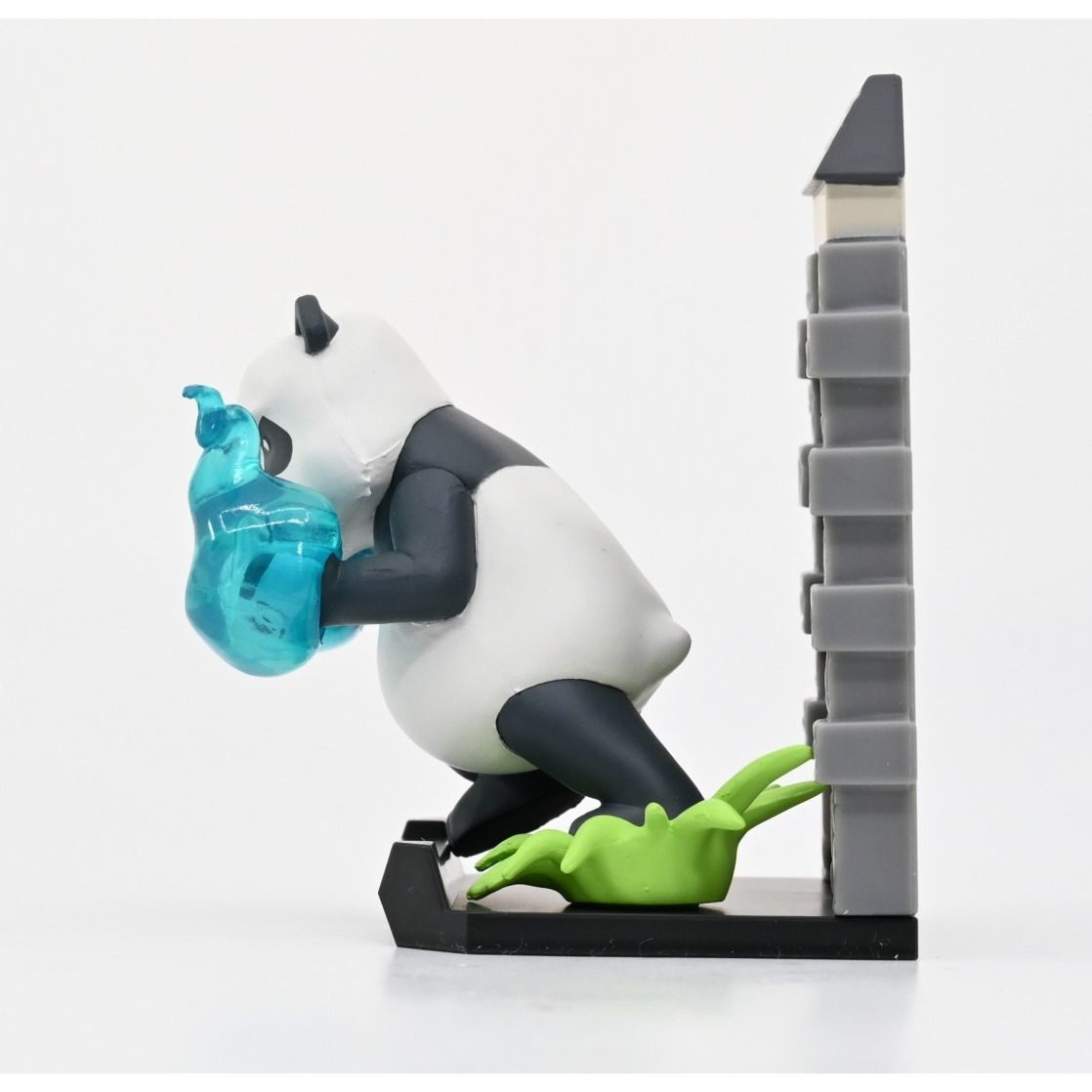 Figurka postaci z anime Jujutsu Kaisen kapsuła niespodzianka od Yamann w pozycji walki