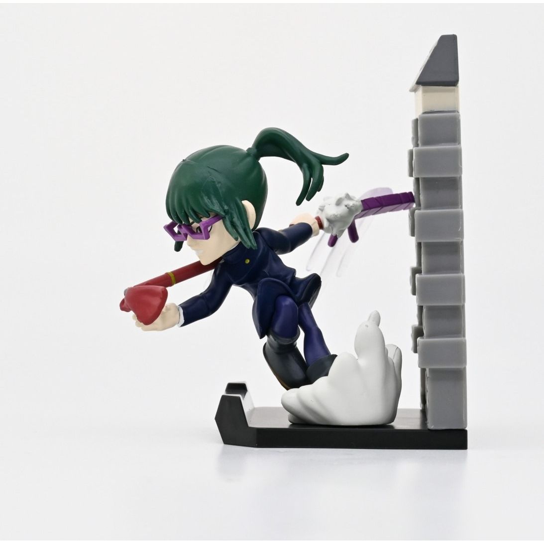 Figurka Jujutsu Kaisen kapsuła niespodzianka przedstawiająca postać z zielonymi włosami i fioletowymi okularami