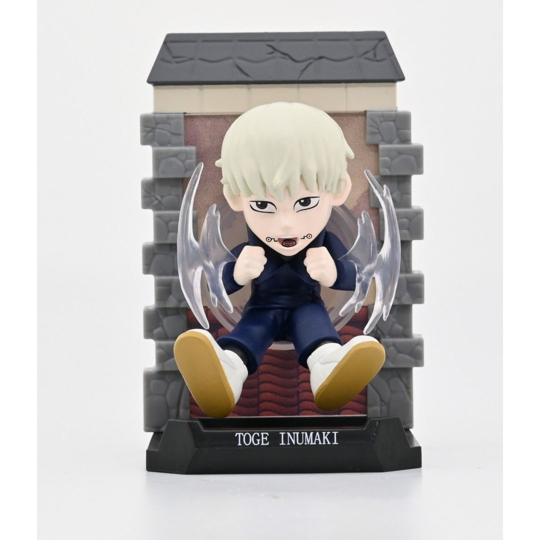 Figurka Jujutsu Kaisen kapsuła niespodzianka Toge Inumaki w dynamicznej pozie na tle ściany