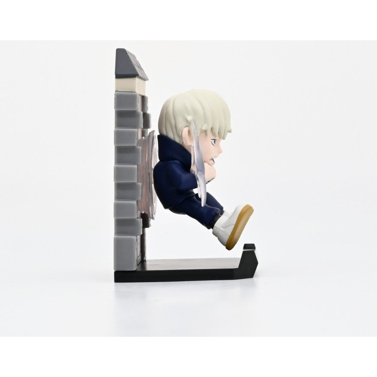 Figurka Jujutsu Kaisen kapsuła niespodzianka Yamann przedstawiająca postać z białymi włosami opartą o ścianę