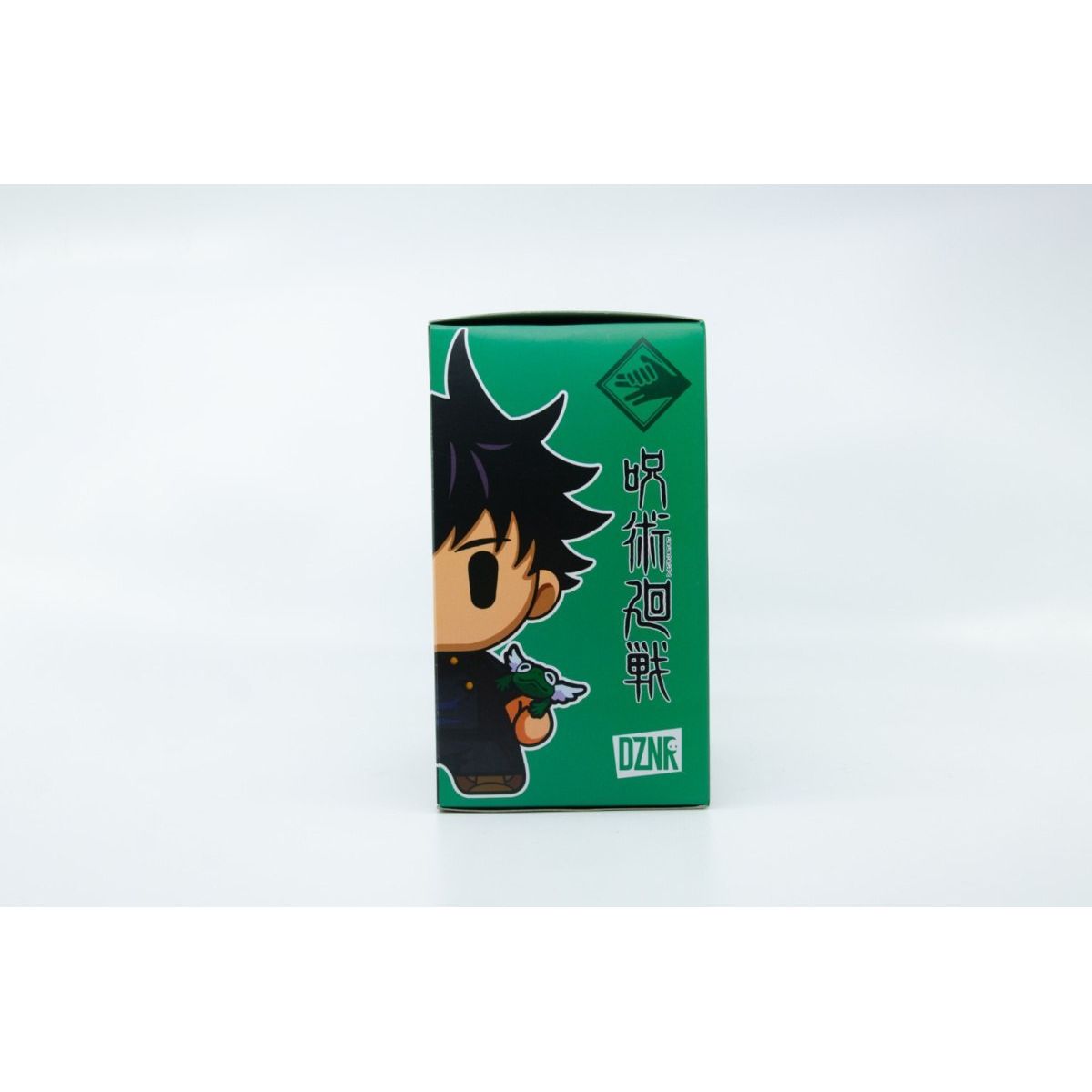 Opakowanie pluszowej figurki Jujutsu Kaisen od Yu Me Toys w zielonym pudełku z grafiką postaci