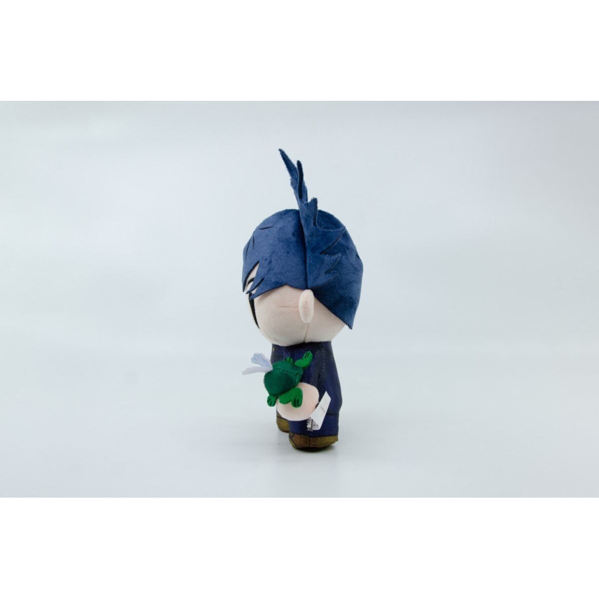 Pluszowa figurka Jujutsu Kaisen Yu Me Toys w niebieskim stroju trzymająca zieloną roślinkę