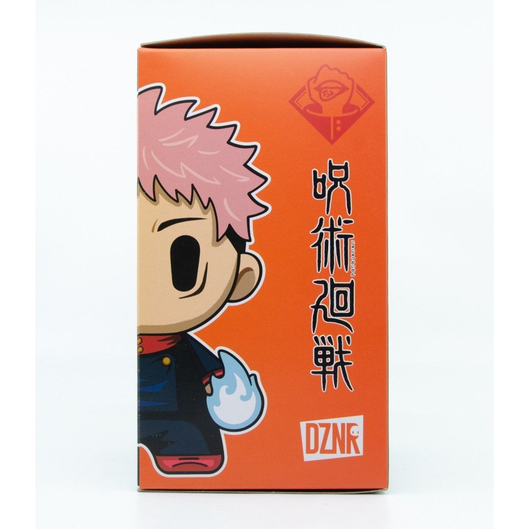 Pudełko z pluszową figurką Jujutsu Kaisen od Yu Me Toys w charakterystycznym pomarańczowym opakowaniu